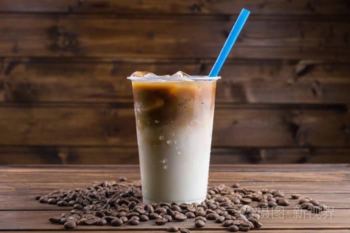 冰咖啡外卖杯和咖啡豆木制背景照片-正版商用图片0xxvc1-摄图新视界